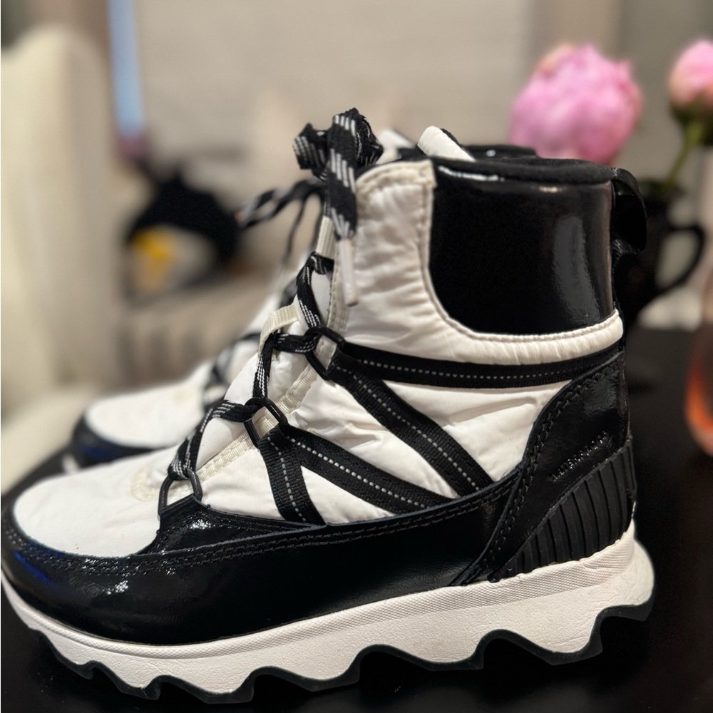 Sorel sneaker boots for snow/rain size 8. Worn once